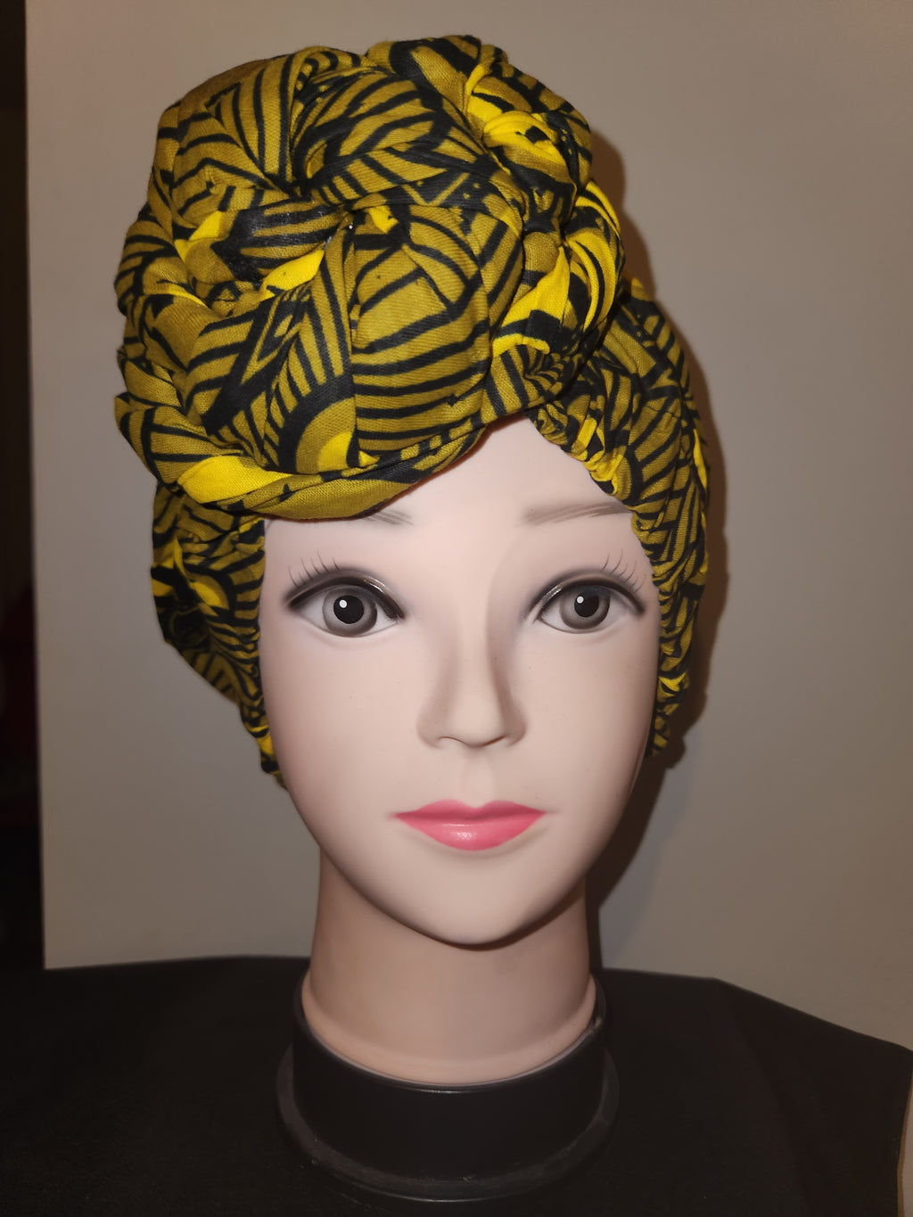 Turban en tissu imprimé jaune et noir