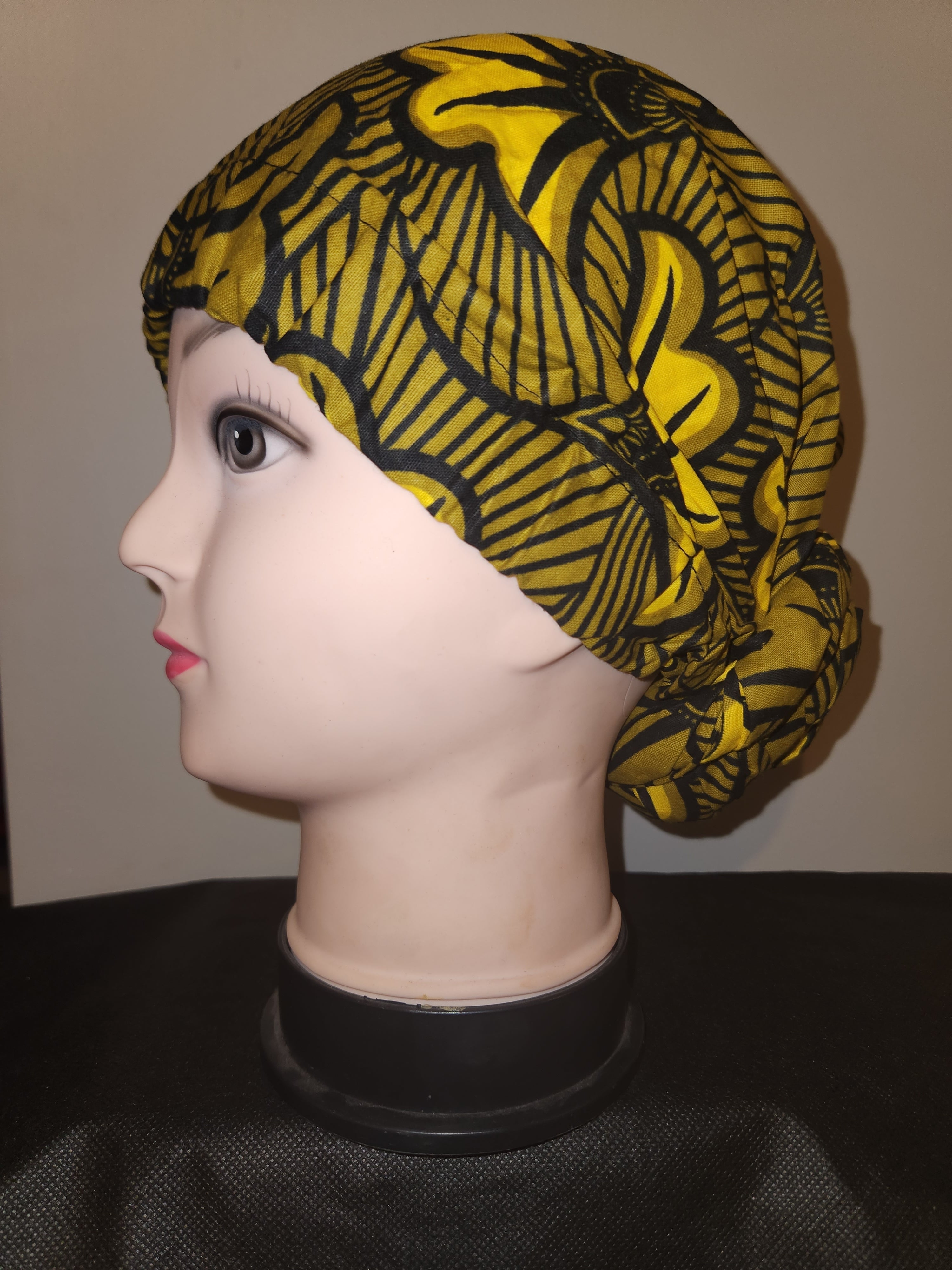 Turban en tissu imprimé jaune et noir