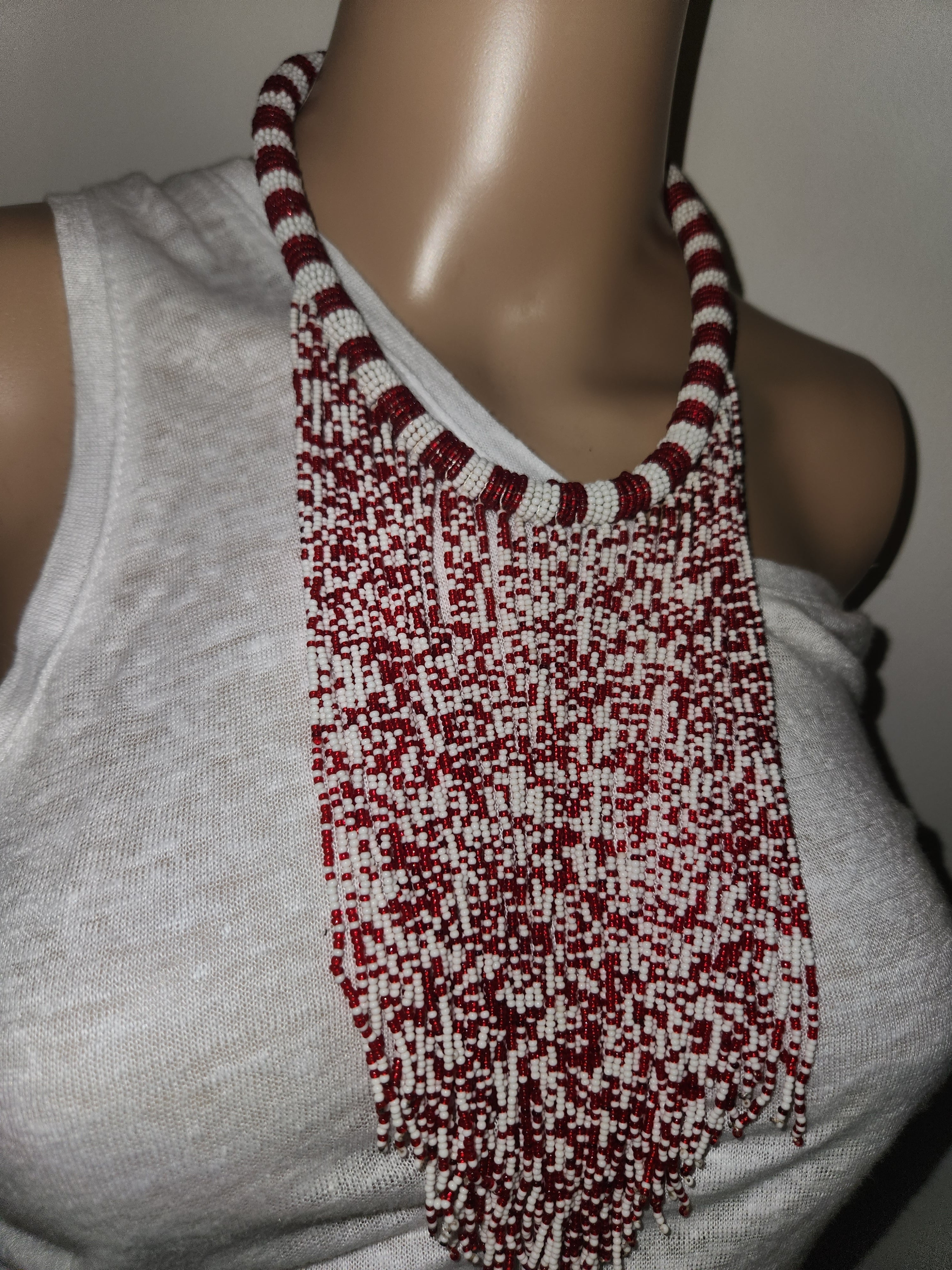 Collier Perlé, Rouge et Blanc - Elégance Intemporelle
