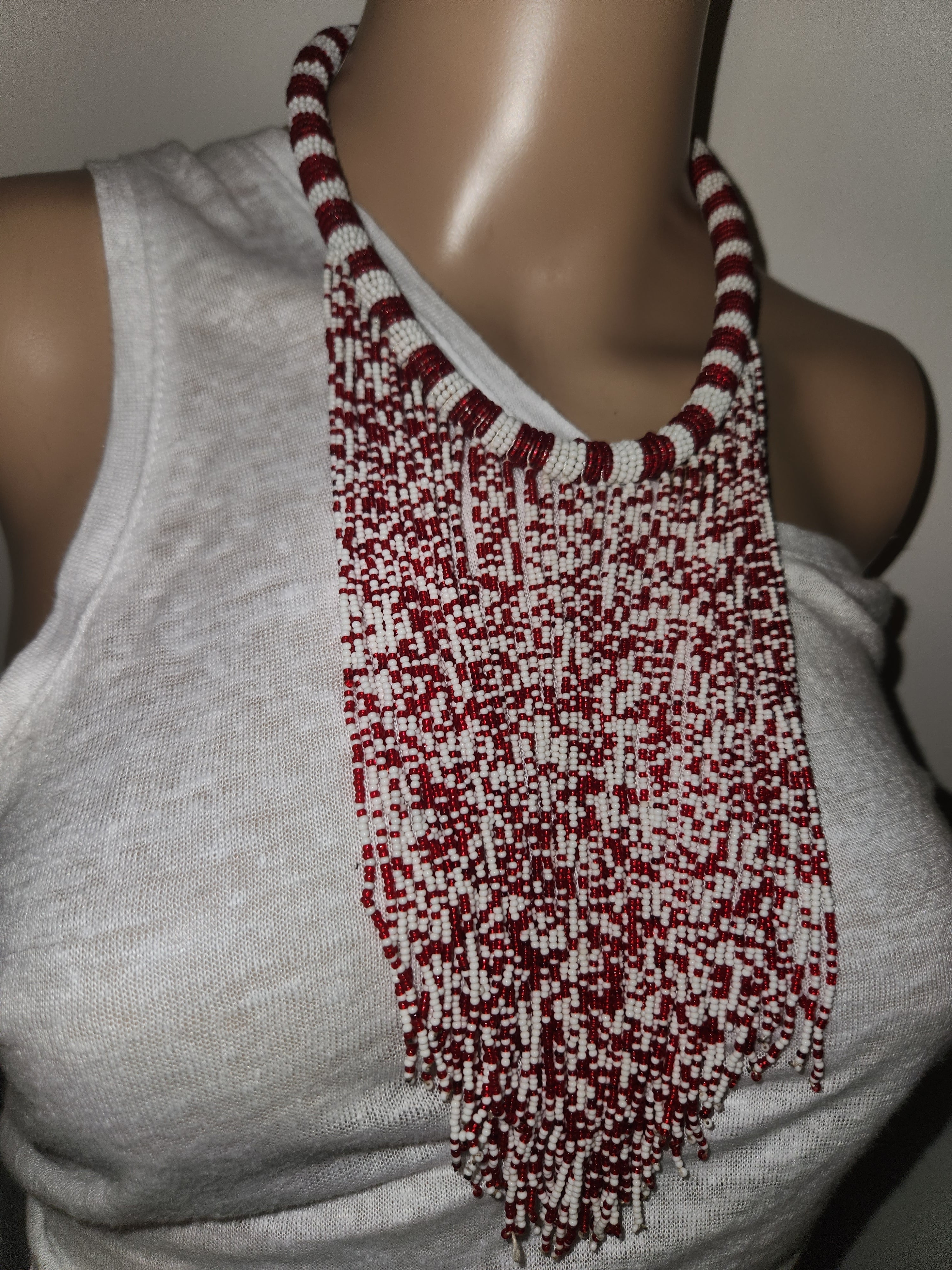 Collier Perlé, Rouge et Blanc - Elégance Intemporelle