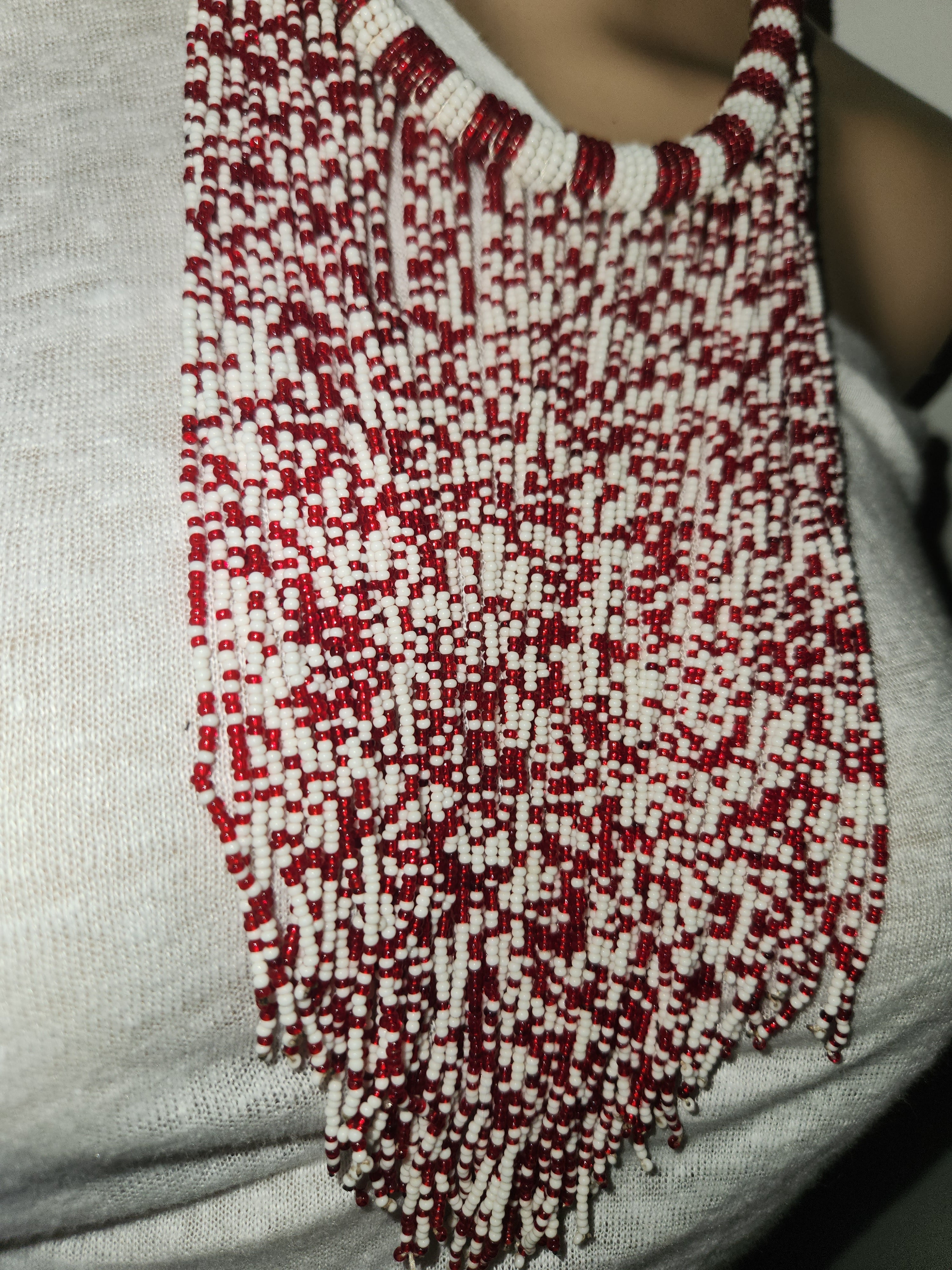 Collier Perlé, Rouge et Blanc - Elégance Intemporelle