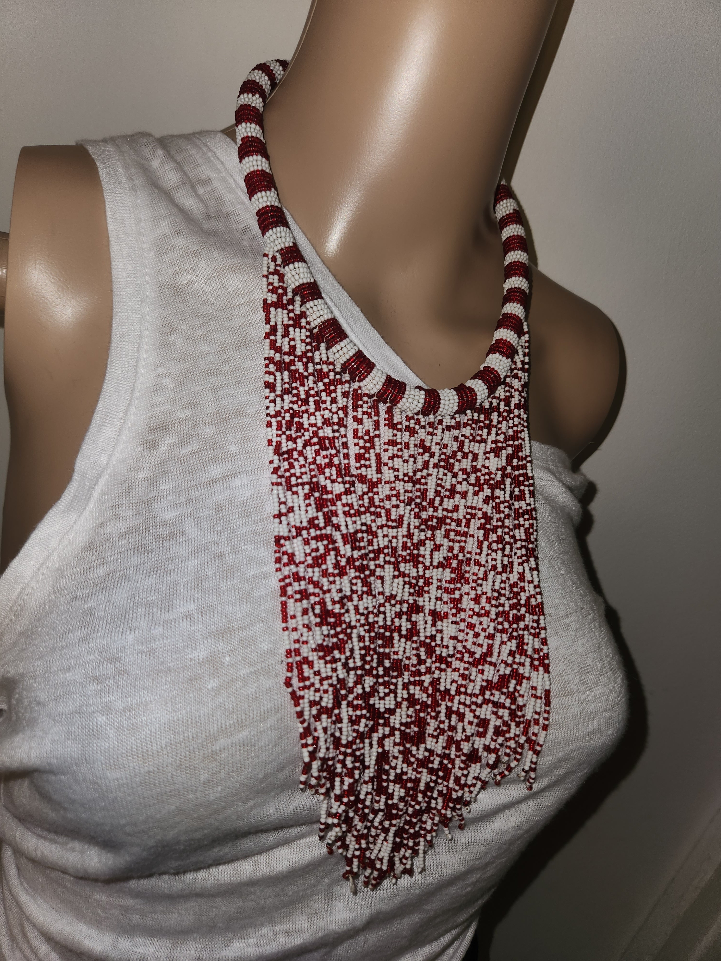 Collier Perlé, Rouge et Blanc - Elégance Intemporelle