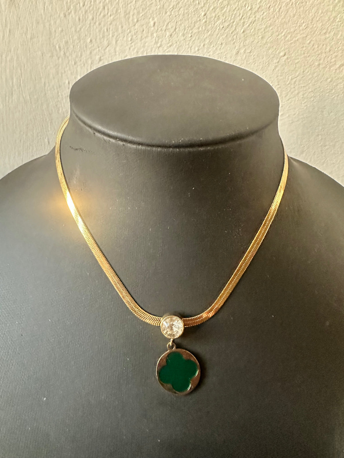 Collier doré "Eclat d'Emeraude"