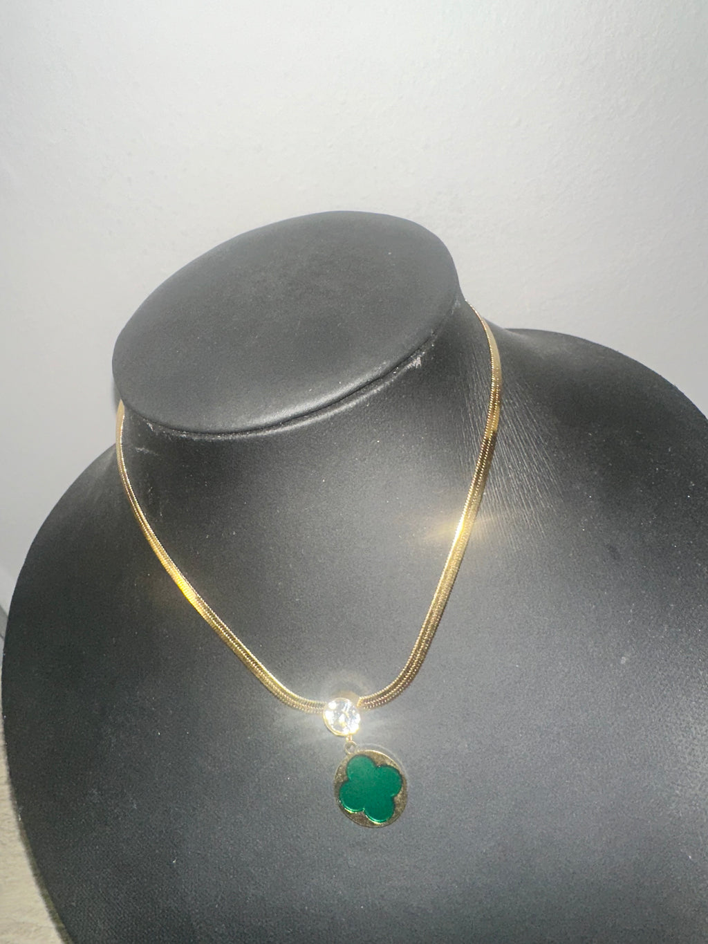 Collier doré "Eclat d'Emeraude"