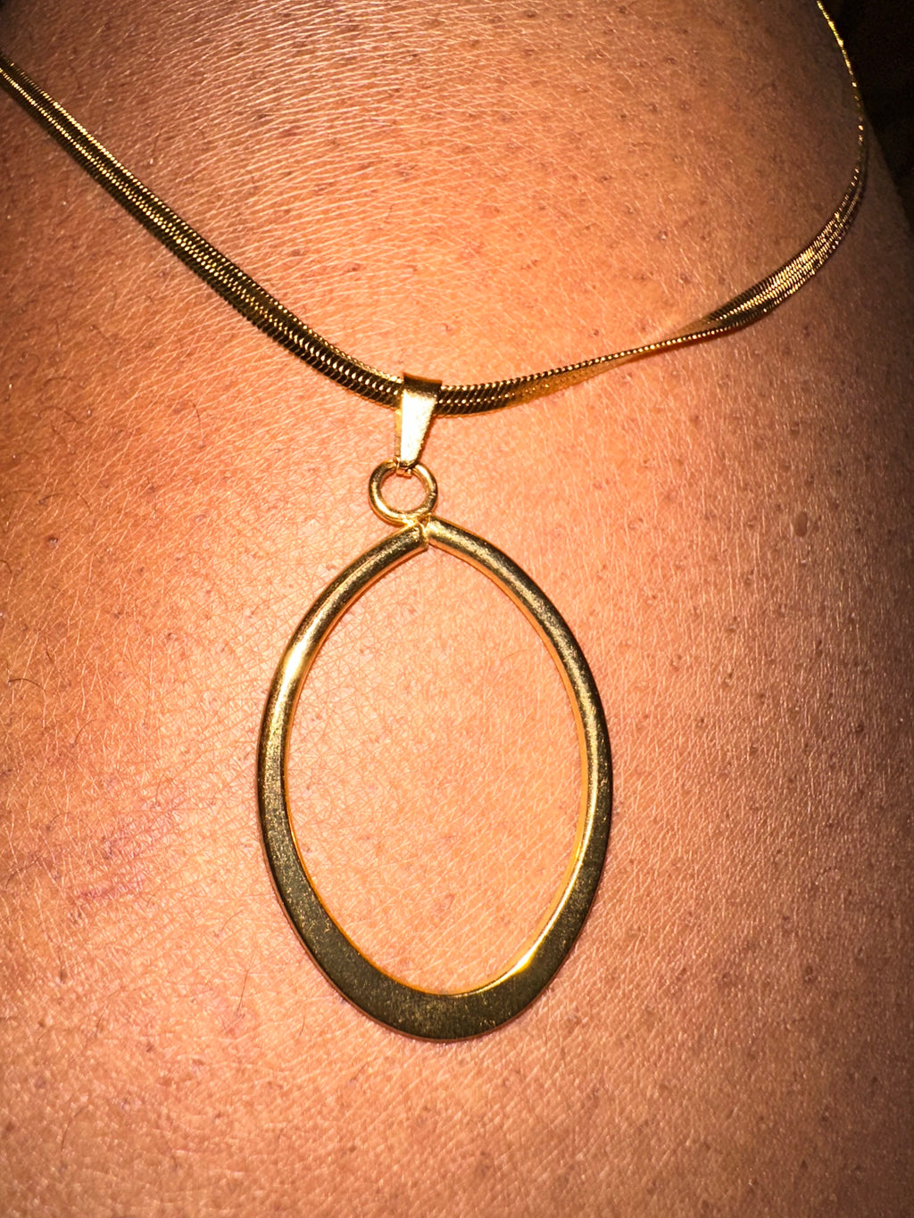Collier doré - pendentif ovale
