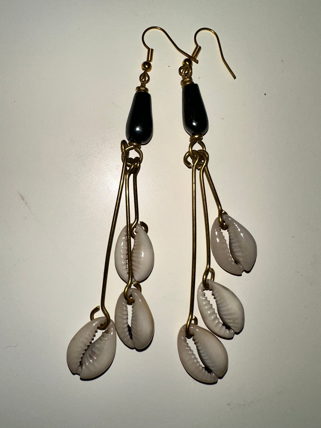 Boucles d'oreilles ethniques longues - Cauris et perles