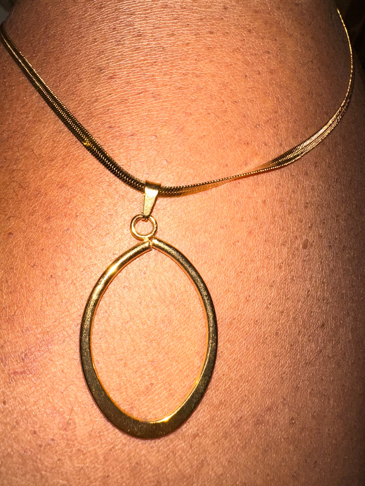 Collier doré - pendentif ovale