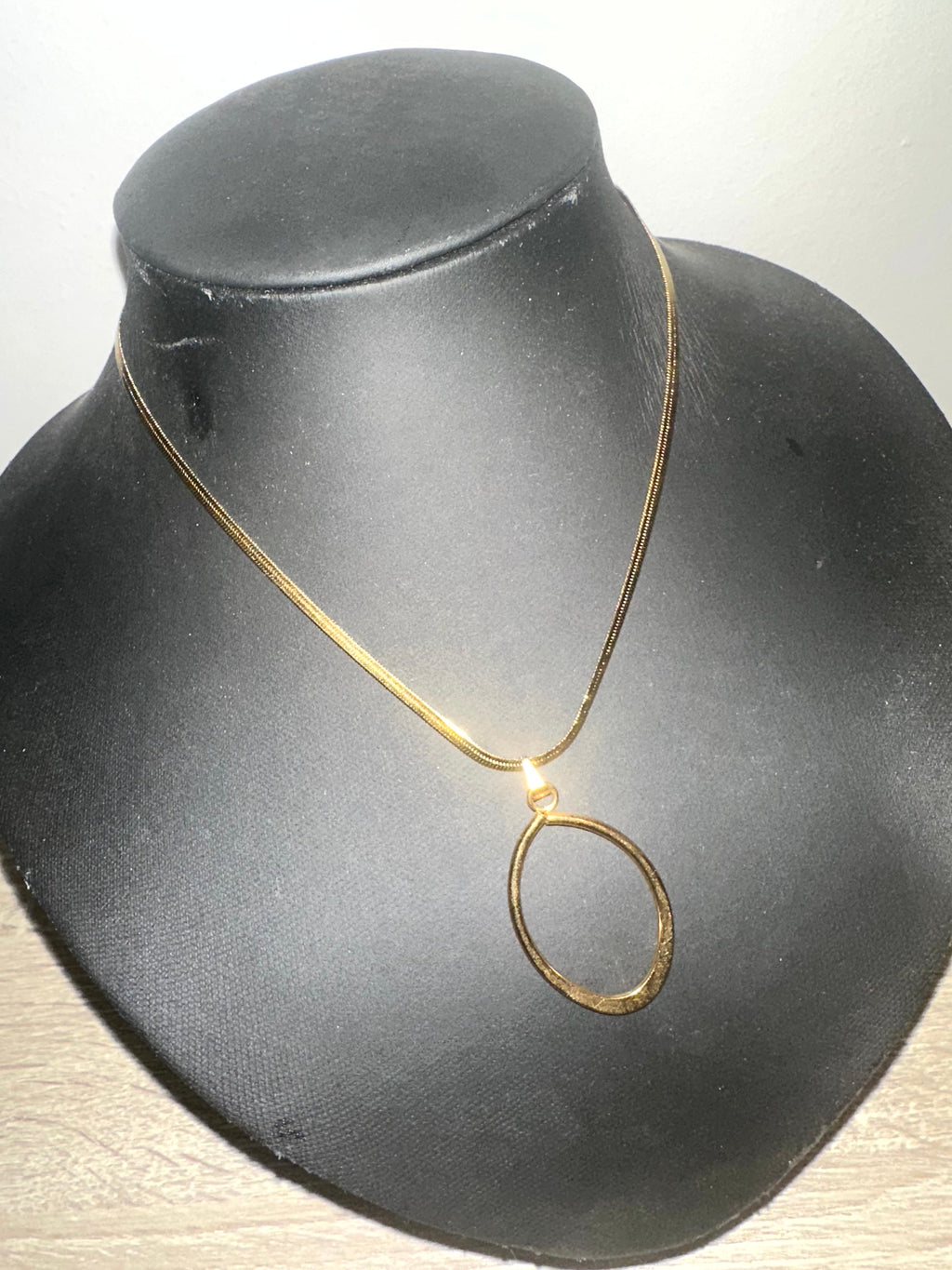 Collier doré - pendentif ovale