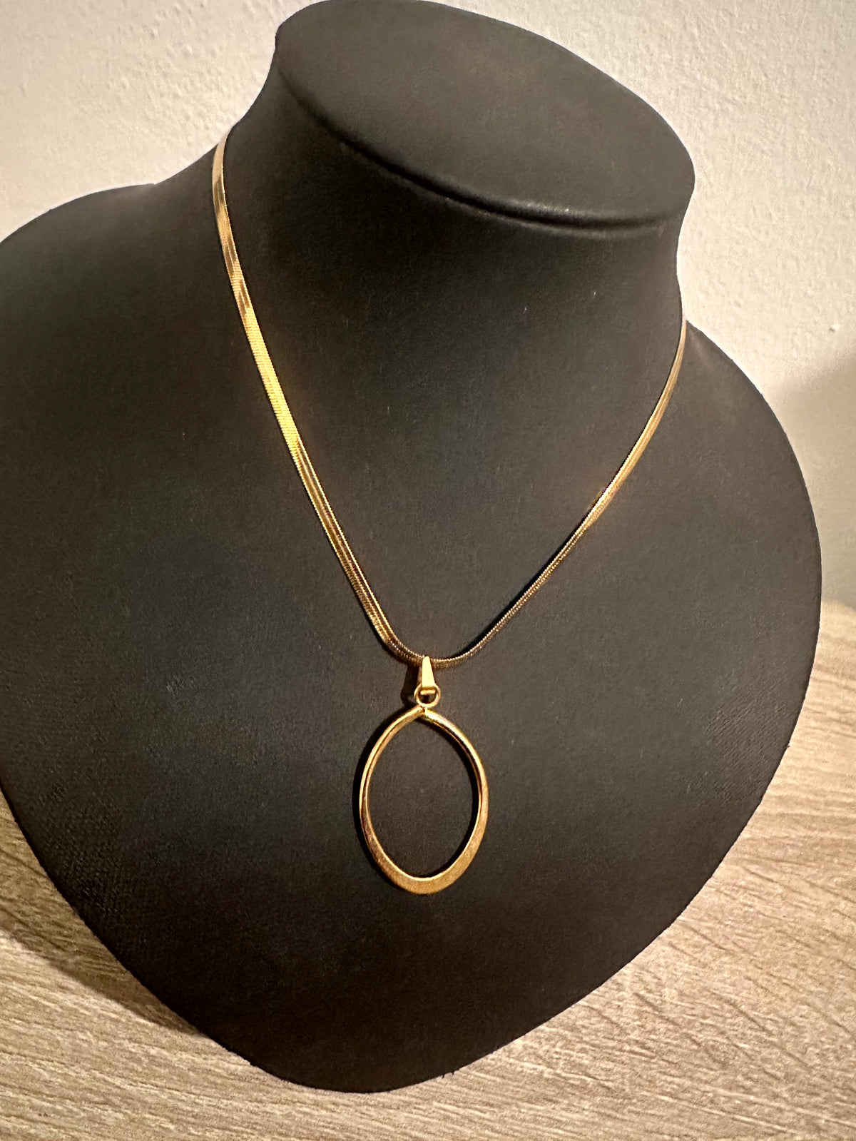 Collier doré - pendentif ovale