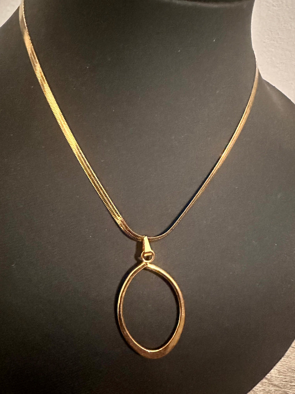 Collier doré - pendentif ovale