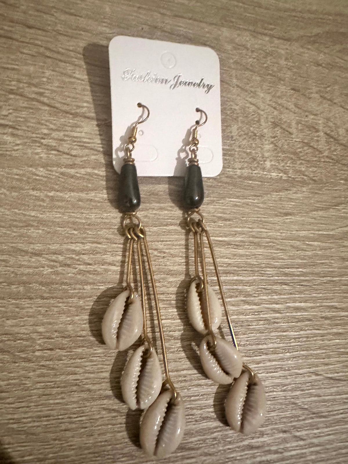 Boucles d'oreilles ethniques longues - Cauris et perles