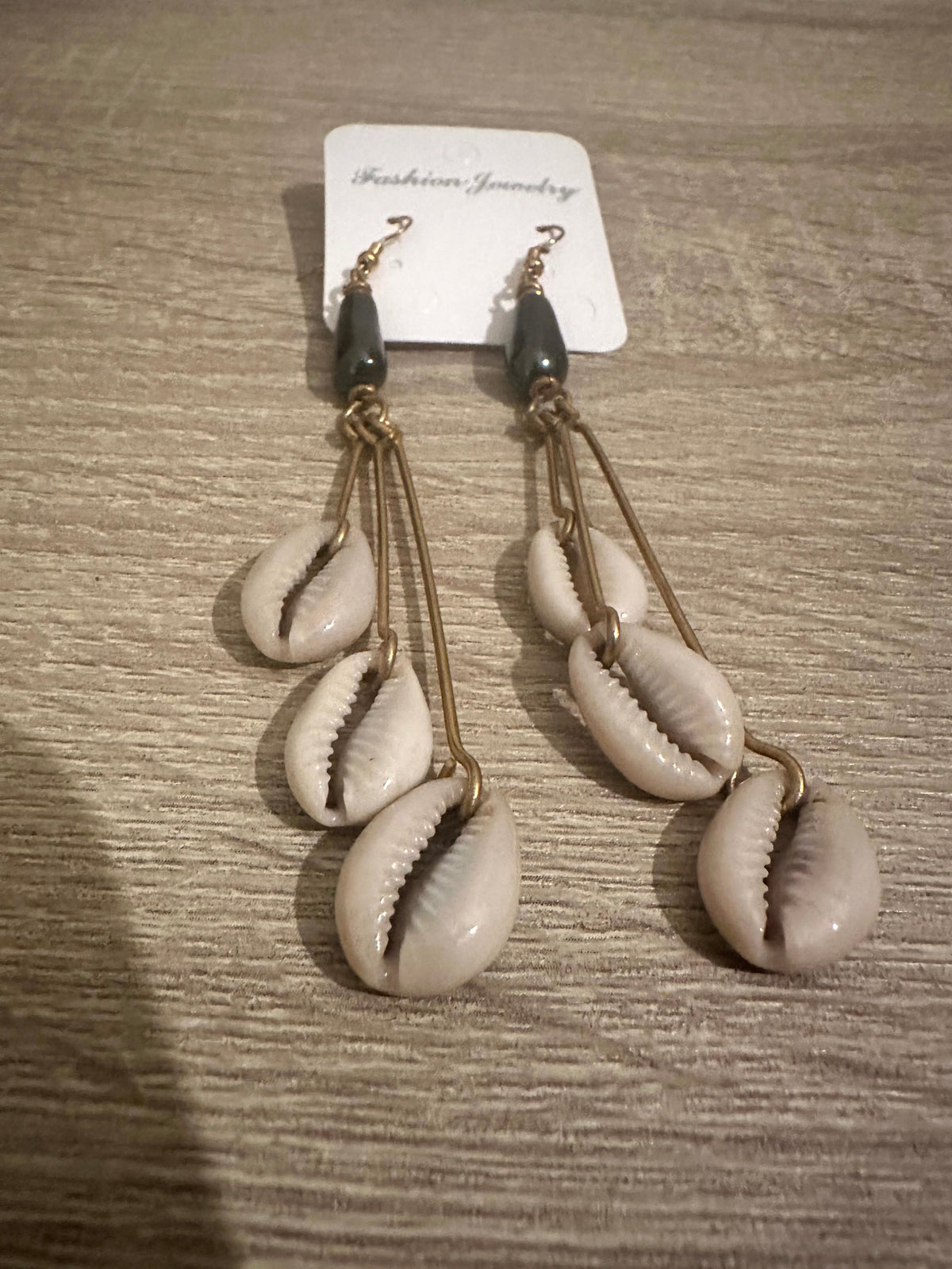 Boucles d'oreilles ethniques longues - Cauris et perles