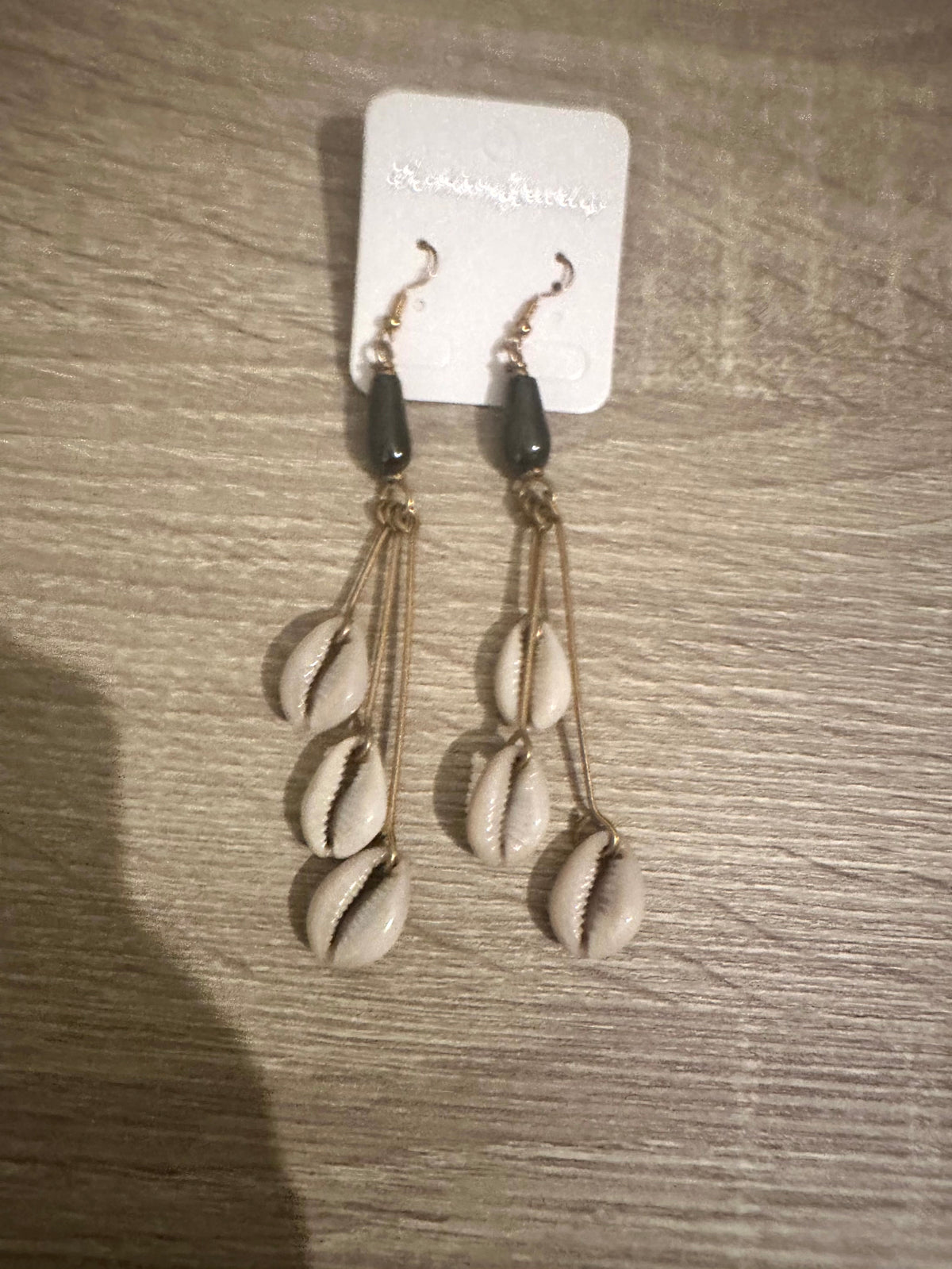 Boucles d'oreilles ethniques longues - Cauris et perles