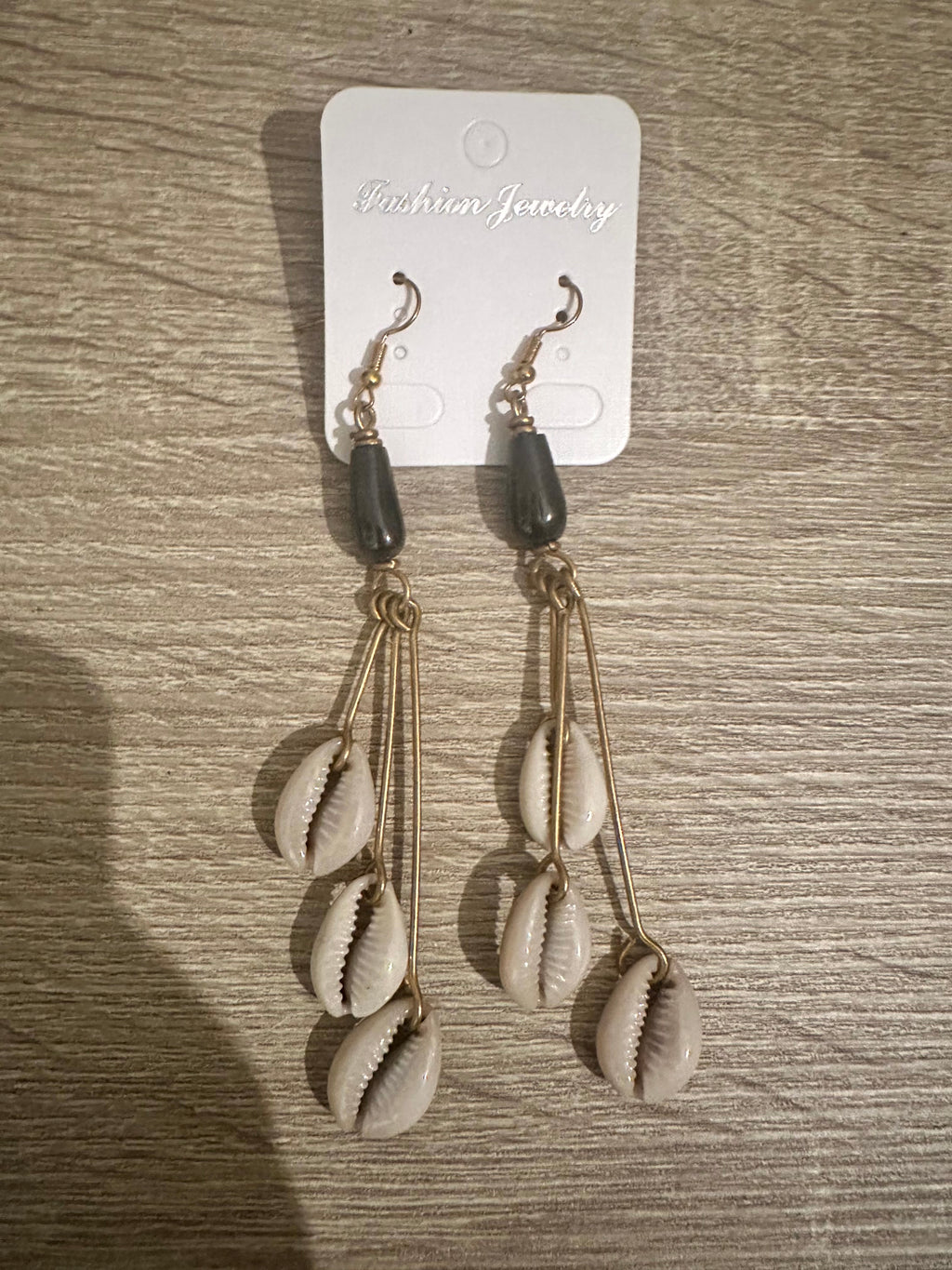 Boucles d'oreilles ethniques longues - Cauris et perles