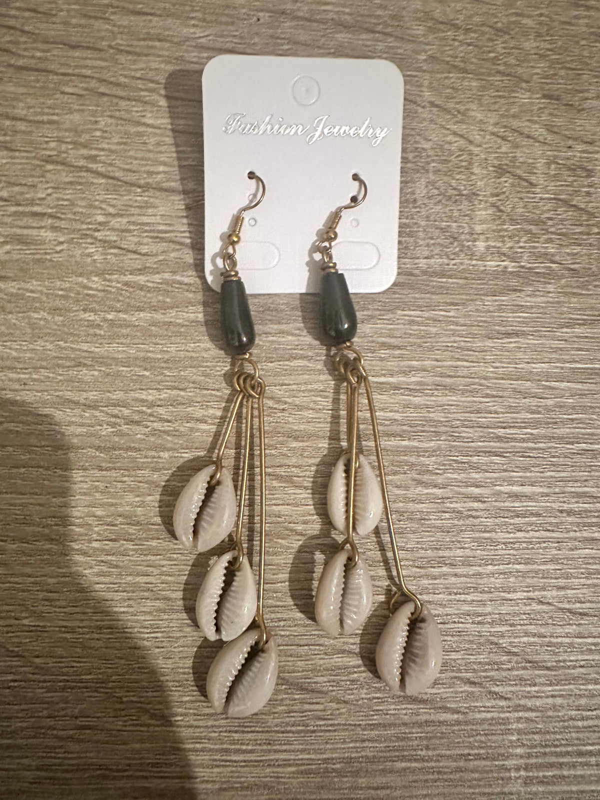 Boucles d'oreilles ethniques longues - Cauris et perles